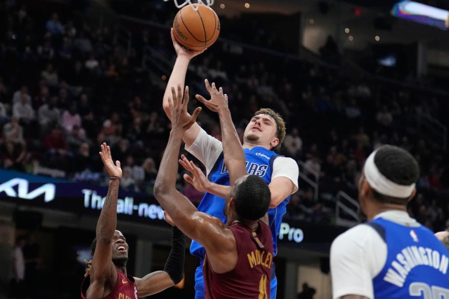 kaiyun公司-弗拉格27+10米切尔26+11 独行侠客场击败骑士